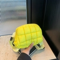 Borsa a tracolla trapuntata giallo neon con ampia tracolla regolabile e zip metallica - Giallo