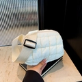 Borsa a tracolla trapuntata bianca con ampia tracolla regolabile tenuta a mano - Bianco