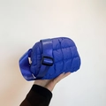 Sac bandoulière matelassé bleu avec texture douce et large bandoulière ajustable - Bleu