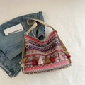 Ethno-Boho-Tragetasche mit geometrischen Mustern, bunten Quasten und Canvas-Schultergurt - Rot