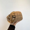 Bolso bandolera acolchado caqui con correa ancha ajustable y suave textura de nailon - Marrón
