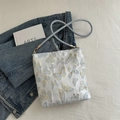 Borsa a tracolla bianca ricamata con farfalle e cinturino blu su giacca denim - Motivo a Farfalla