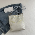 Borsa a tracolla beige con motivi di uccelli dorati e tracolla azzurra - Motivo a Foglie di Bambù