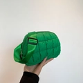 Bolso bandolera acolchado verde de nailon suave con correa ancha ajustable estilo - Verde