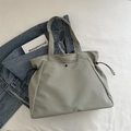Bolso tote de nailon verde salvia claro con detalles de cordón y cierre de presión - Verde
