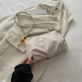 Borsa a nuvola color crema in finta pelle con eleganti perle d'ambra sulla tracolla - Bianco