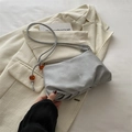 Borsa a nuvola plissettata grigio chiaro con perline in resina ambrata sulla tracolla - Argento