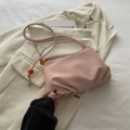 Borsa a nuvola plissettata rosa chiaro con perle d'ambra e finitura lucida - Rosa