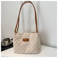 Dettaglio della borsa tote intrecciata color crema con manici in pelle marrone e logo - Bianco Sporco