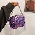 Mini borsa quadrata con paillettes viola e tracolla a catena d'argento per donna - Viola
