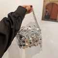 Borsa a tracolla con paillettes argento e catena in metallo dalla finitura lucida - Argento