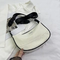 Elegante borsa a spalla a mezzaluna bianco crema con finiture nere e tracolla larga - Bianco Sporco