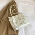 Bolso tote blanco con estampados de mariposas verdes y correas tejidas - Verde