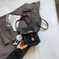 Schicke schwarze Handytasche aus Kunstleder mit modischem Text und Plüsch-Anhänger - Schwarz