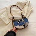 Bolso montura con paneles geométricos azul, beige, negro y hebilla dorada chic - Azul