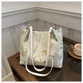 Detail van vogel- en plantenprint op gebroken witte canvas tote tas met lederen riem - Bamboe Blad