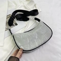 Borsa a tracolla a mezzaluna argento con texture stropicciata e ampia tracolla in nylon nero - Grigio