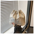 Detalle del bolso bombonera blanco con bordado de mariposa, cadena y perlas - Bambú
