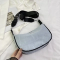 Borsa a mezzaluna azzurra con trama a pieghe e tracolla nera regolabile - Blu