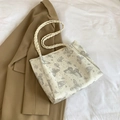 Bolso tote crema con estampados de mariposas y asas tejidas para uso diario casual - Plateado