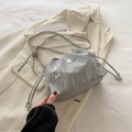 Bolso saco gris con cordón y mariposas plateadas sobre una chaqueta blanca - Plateado