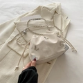Bolso saco blanco crema con cordón, mariposa de metal y correa de cadena plata - Blanco