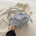 Bolso cubo azul claro con dijes de mariposa plateados y correa de cadena delgada - Azul