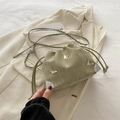 Bolso saco verde claro con cordón, mariposa plateada y cuero PU con efecto mármol - Verde