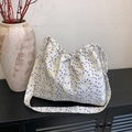 Florale Canvas-Tragetasche mit Kordelzug und lila Blumenmuster für den Sommer - Gebrochenes Weiß