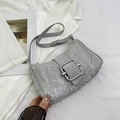 Borsa a spalla grigio chiaro con texture marmorea e fibbia argento da donna - Argento