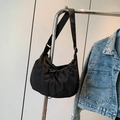 Borsa a tracolla in nylon nero con coulisse e tracolla regolabile in tessuto largo - Nero