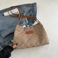 Borsa a spalla a scacchi cammello con trama a rilievo e tracolla in pelle marrone - Cachi
