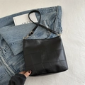 Grande borsa a tracolla nera in ecopelle patchwork con cinturino regolabile e fibbie dorate - Nero