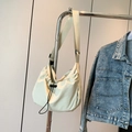 Borsa a tracolla in nylon crema con dettaglio a coulisse su una gruccia in metallo - Bianco