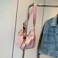 Borsa a tracolla rosa in nylon a mezzaluna con coulisse increspata e ampia tracolla regolabile - Rosa