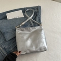 Borsa tote in morbida pelle argento con cuciture geometriche e fibbia dorata regolabile - Argento