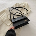 Borsa a mano classica in pelle PU nera con tracolla e dettagli metallici dorati - Nero