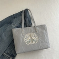 Sac fourre-tout gris plissé avec broderie florale délicate et rivets dorés - Argenté