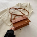 Borsa a mano trapezoidale minimalista marrone con logo dorato su biancheria bianca - Marrone