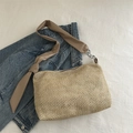 Borsa tote in paglia intrecciata beige naturale con tracolla marrone e catena decorativa - Cachi