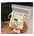 Detalle del bolso tipo cubo de nailon crema con cordón ajustable y hebilla negra de plástico - Blanco