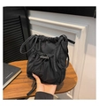 Detalle del bolso de nailon negro con cordón, asas dobles y textura minimalista elegante - Negro