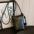 Mini borsa a tracolla nera con texture marmorizzata e nodi decorativi sul cinturino - Nero