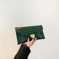 Smaragdgrüne glänzende Clutch mit Krokodilmuster und goldener abstrakter Schnalle - Grün