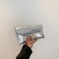 Silberne Umschlag-Clutch mit Krokoprägung und goldener Schnalle für den Abend - Silber