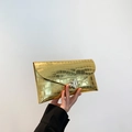 Goldfarbene Briefumschlag-Clutch mit Krokoprägung und silberner Herzschließe - Gold
