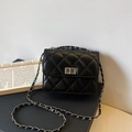 Mini borsa a tracolla nera trapuntata con chiusura a scatto argento e catena - Nero