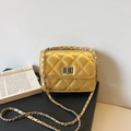 Mini borsa trapuntata dorata con tracolla a catena e finitura metallica da donna - Oro