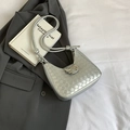 Silberne gewebte Halbmond-Tasche mit stilvoller Metalleinfassung und schmalem Schultergurt - Silber
