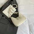 Schicke cremeweiße geflochtene Schultertasche mit Silberschleife und Knotenträger - Weiß